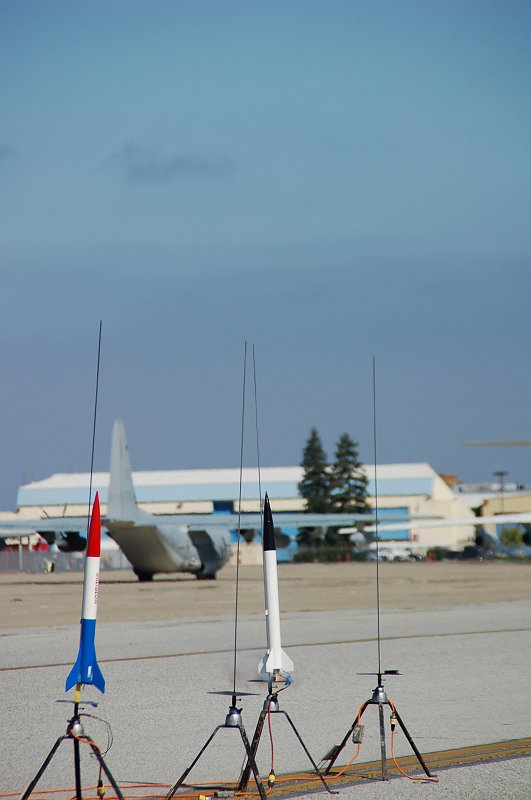 DSC_0732.JPG - Whose black-over-white rocket is that, in the middle?  It's ready to go...