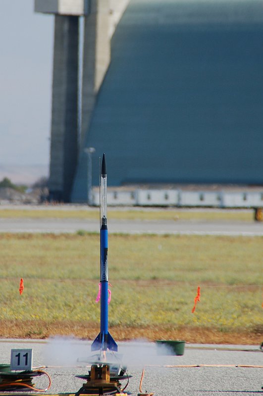 DSC_0748.JPG - The moment of ignition (not the flame beneath the rocket's base).