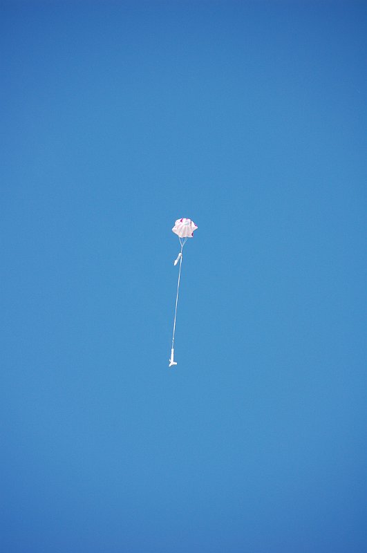 DSC_0759.JPG - Hi Jinx under a full chute.